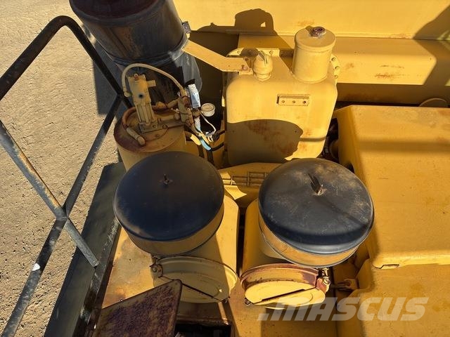 CAT 773B Kamioni cisterne