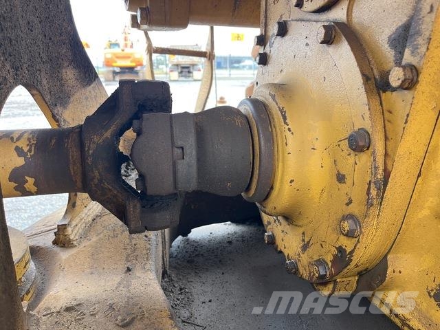 CAT 825C Zemin sıkıştırma makineleri