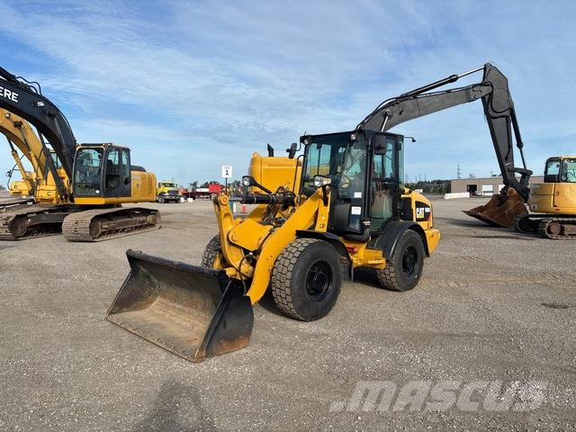 CAT 906M Gumikerekes homlokrakodók