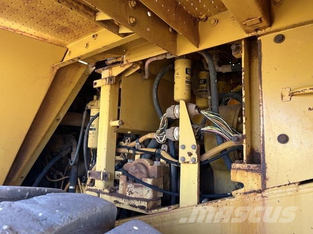 CAT 988H Pale gommate