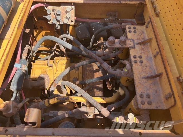CAT 988H Pale gommate