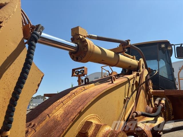 CAT 988H Pale gommate