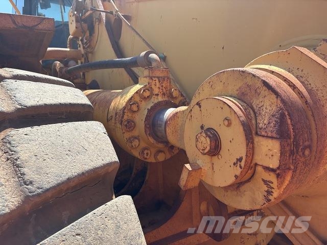 CAT 988H Pale gommate