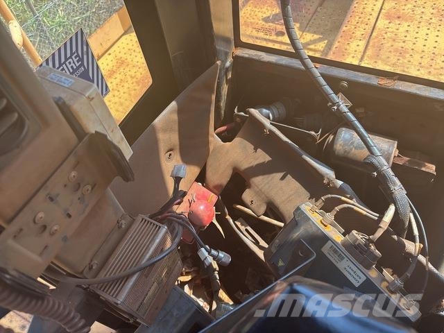 CAT 988H Pale gommate