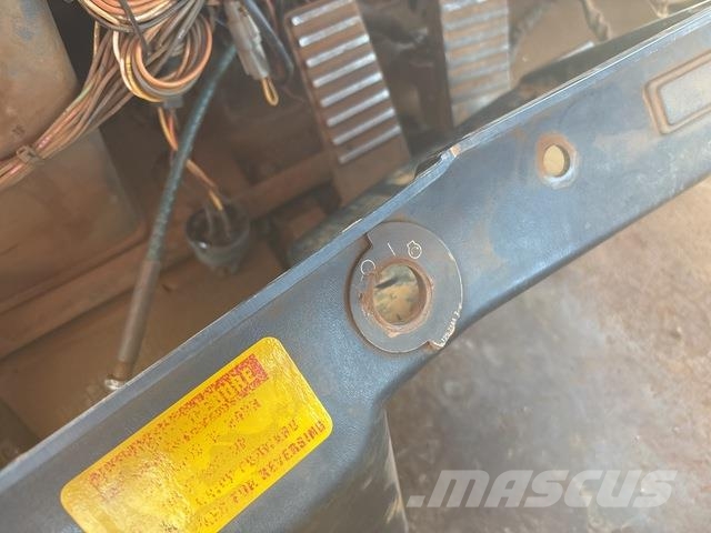 CAT 988H Pale gommate