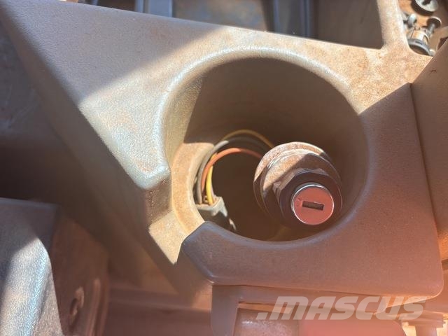 CAT 988H Pale gommate