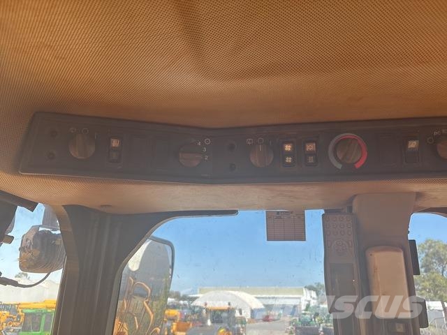 CAT 988H Pale gommate