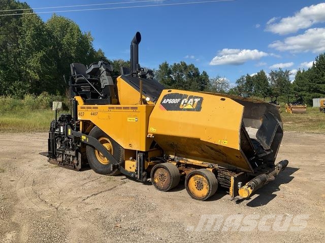 CAT AP600F Машини за асфалт