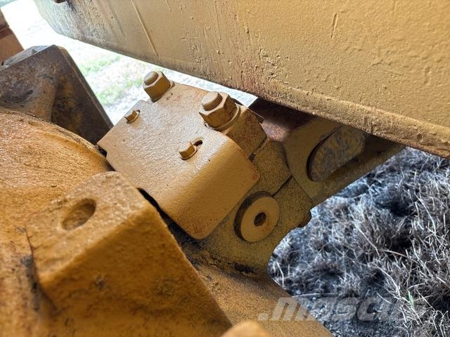 CAT D10T Гусеничные бульдозеры