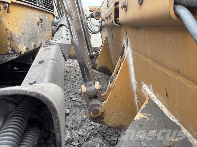 CAT D11R Pásové dozéry
