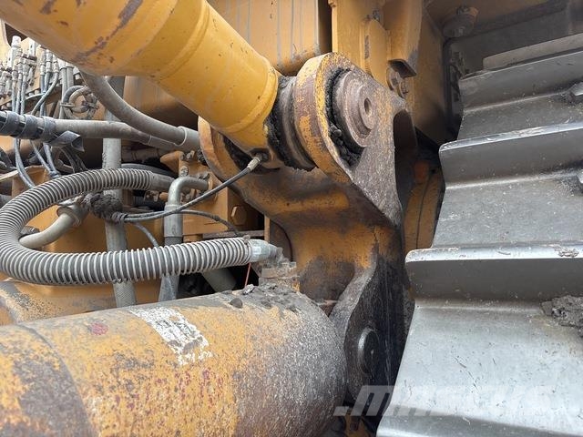 CAT D11R Pásové dozéry