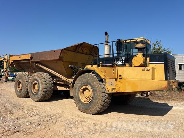 CAT D400E II Зчленовані самоскиди