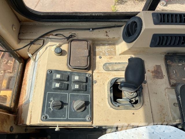 CAT D5C Верижни булдозери
