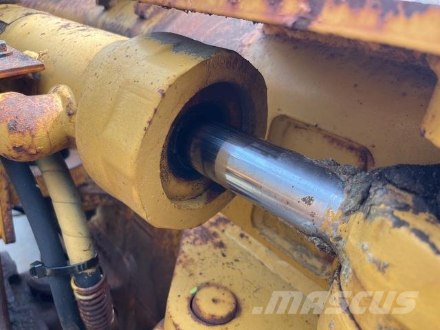 CAT D5C Верижни булдозери
