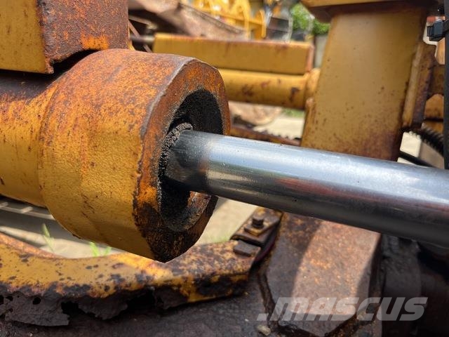 CAT D5C Верижни булдозери
