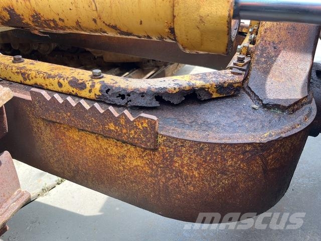 CAT D5C Верижни булдозери

