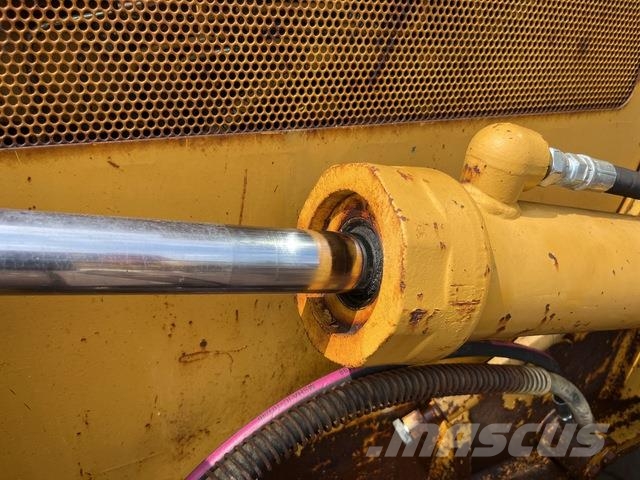 CAT D5C Верижни булдозери
