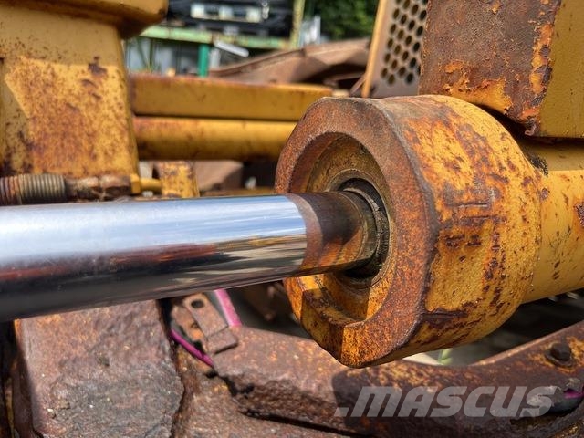 CAT D5C Верижни булдозери
