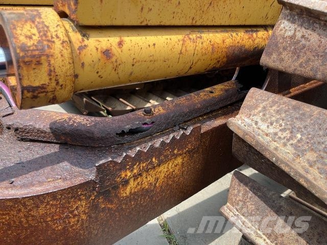 CAT D5C Верижни булдозери
