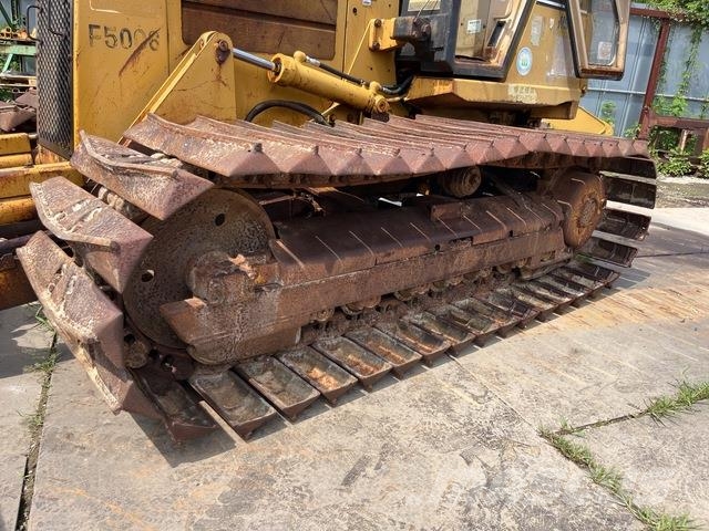 CAT D5C Верижни булдозери

