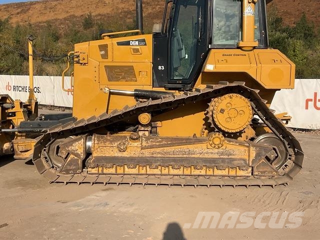 CAT D6N LGP بلدوزرات مجنزرة