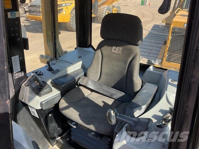 CAT D6N LGP بلدوزرات مجنزرة