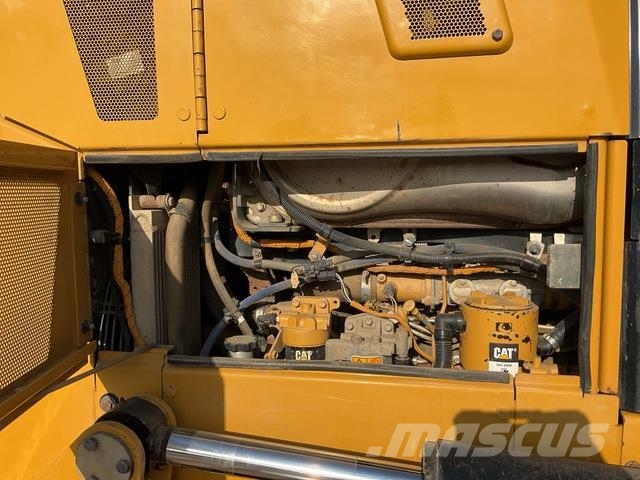 CAT D6N LGP بلدوزرات مجنزرة