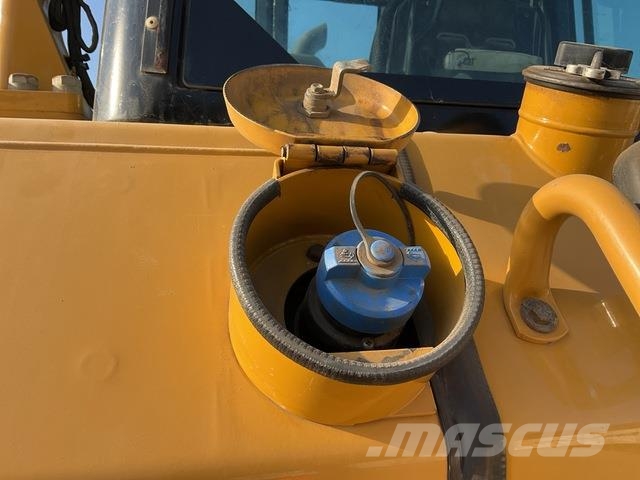 CAT D6N LGP بلدوزرات مجنزرة
