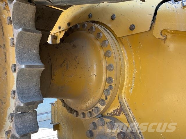 CAT D6N LGP بلدوزرات مجنزرة