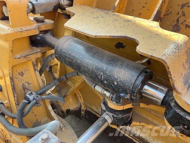 CAT D6N LGP بلدوزرات مجنزرة