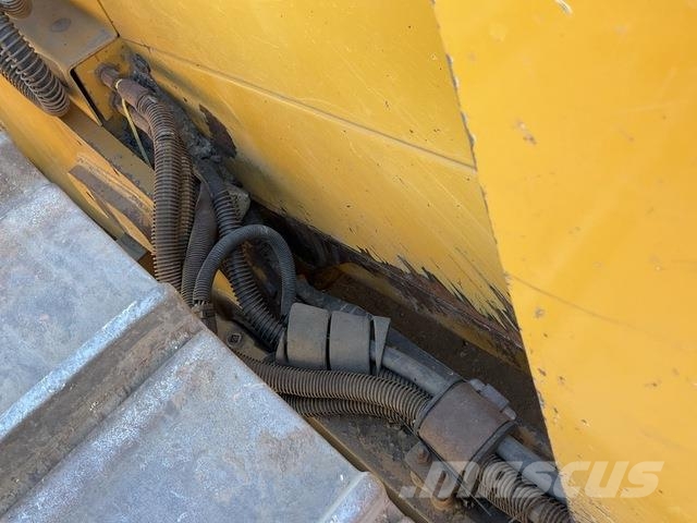 CAT D6N LGP بلدوزرات مجنزرة