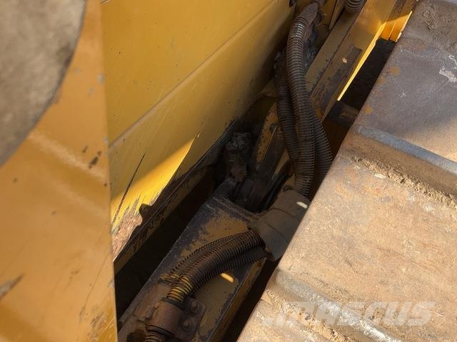 CAT D6N LGP بلدوزرات مجنزرة
