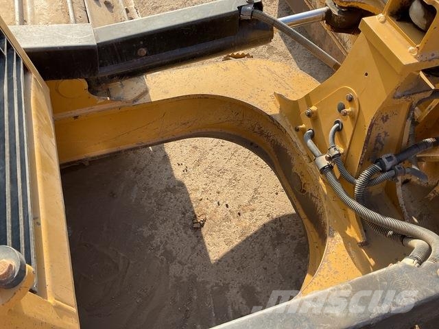 CAT D6N LGP بلدوزرات مجنزرة