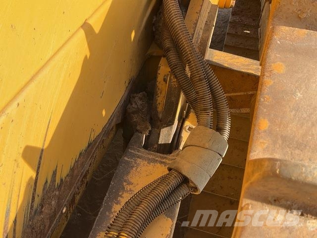 CAT D6N LGP بلدوزرات مجنزرة