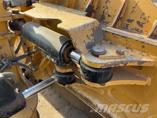 CAT D6N LGP بلدوزرات مجنزرة