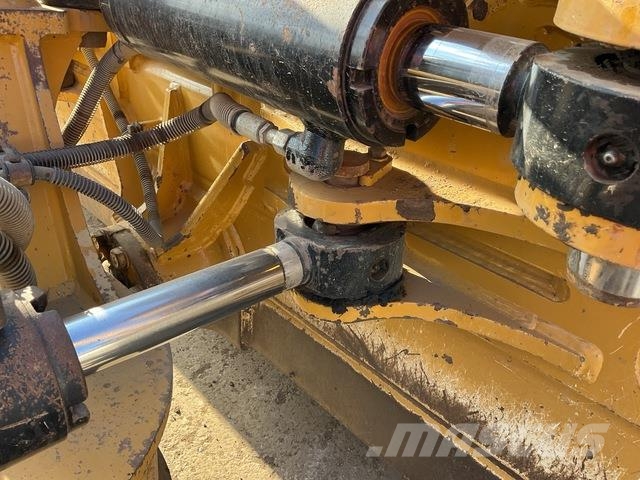 CAT D6N LGP بلدوزرات مجنزرة