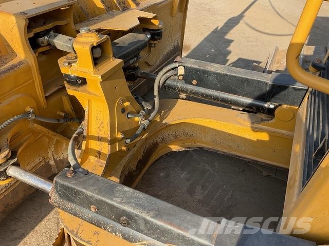 CAT D6N LGP بلدوزرات مجنزرة