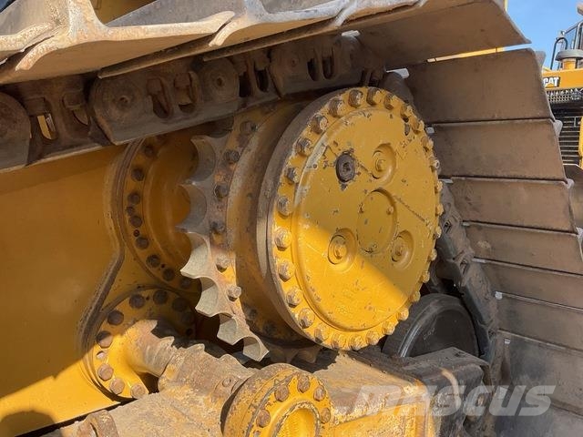 CAT D6N LGP بلدوزرات مجنزرة