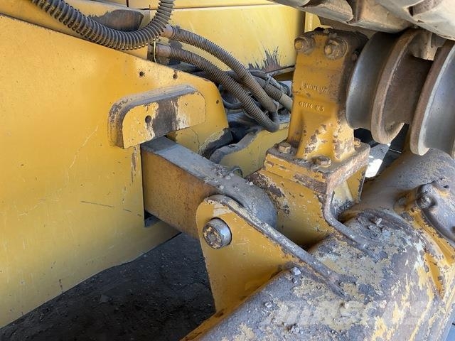 CAT D6N LGP بلدوزرات مجنزرة