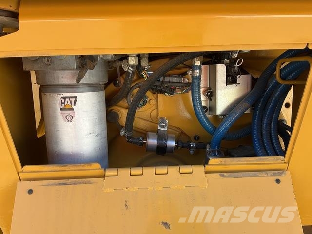 CAT D6N LGP بلدوزرات مجنزرة