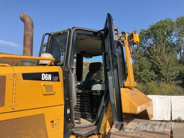 CAT D6N LGP بلدوزرات مجنزرة
