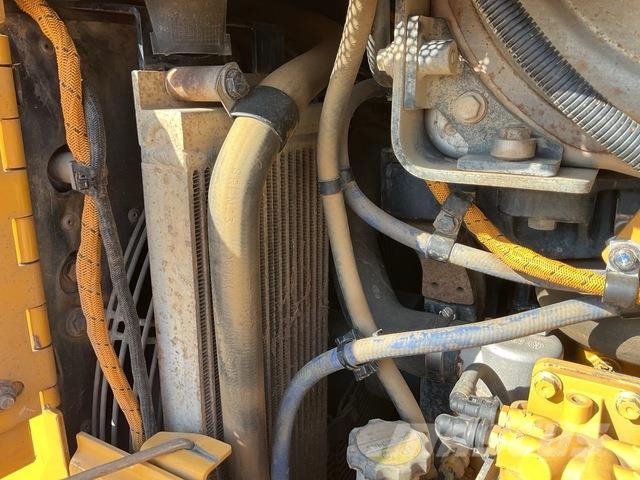 CAT D6N LGP بلدوزرات مجنزرة