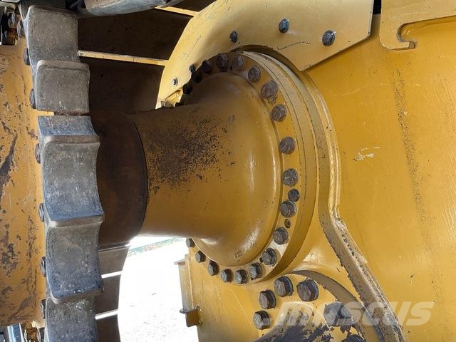 CAT D6N LGP بلدوزرات مجنزرة