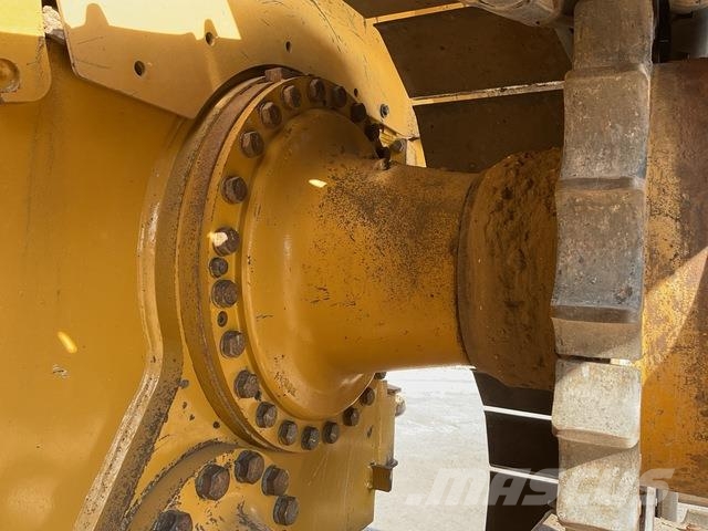 CAT D6N LGP بلدوزرات مجنزرة