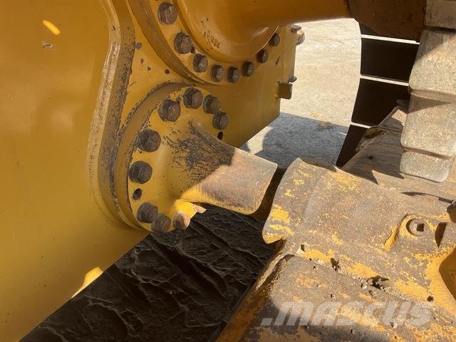 CAT D6N LGP بلدوزرات مجنزرة