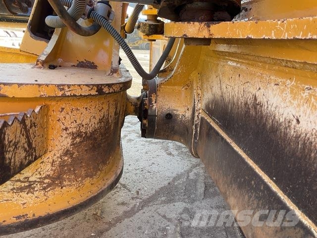 CAT D6N LGP بلدوزرات مجنزرة