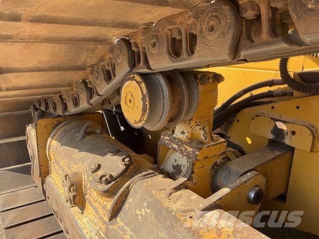 CAT D6N LGP بلدوزرات مجنزرة