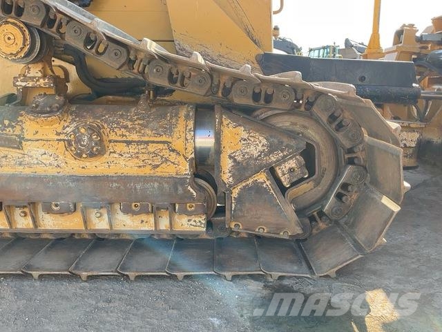 CAT D6N LGP بلدوزرات مجنزرة