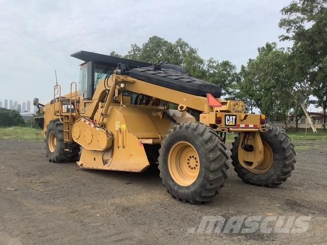 CAT RM-300 Talajtömörítő gépek