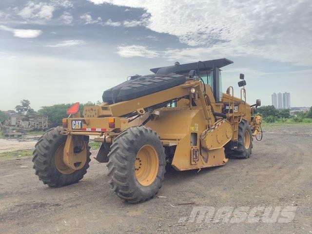 CAT RM-300 Talajtömörítő gépek